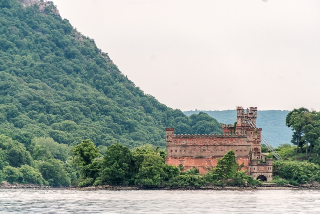 beaconBannermanApproaching-1