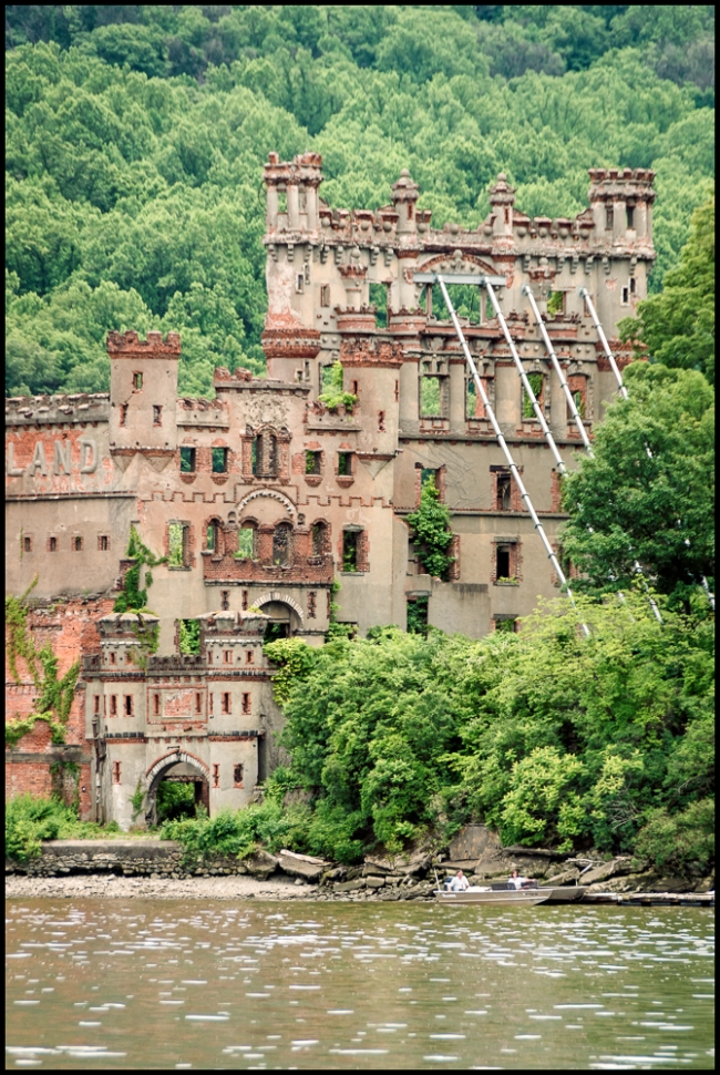 beaconBannermanApproaching-3