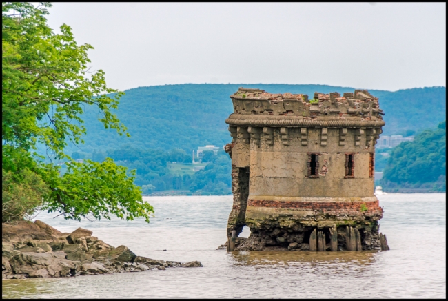 beaconBannermanApproaching-4