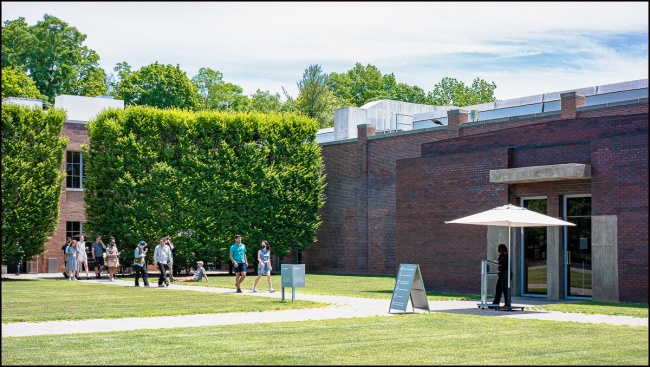 Dia Entrance (right) and Entrance to Cafe and Bookstore (left)