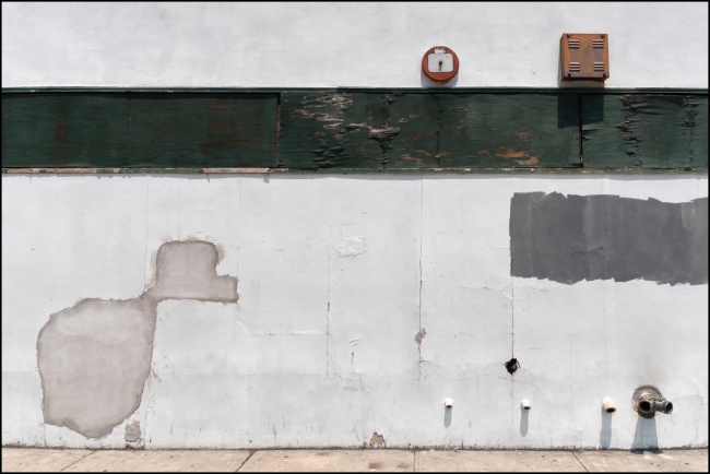 Tothewaterfrontossining-sideofabuilding-1-of-1