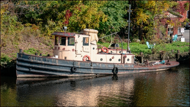 VisitToKingstonAlongRondoutCreekSomeBoatscrane-3