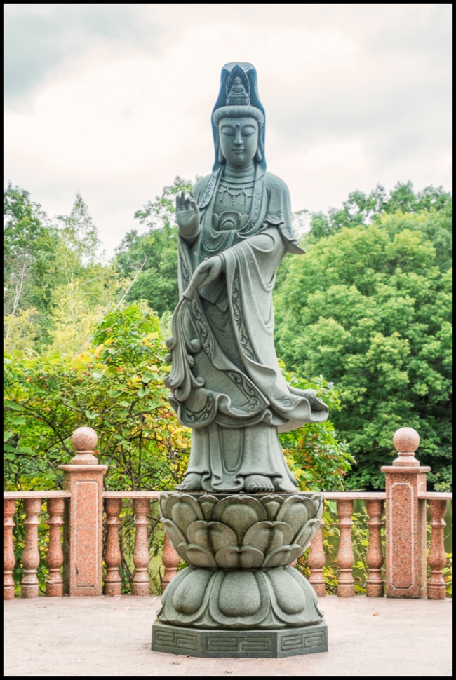 chuangyenstatuebythelake-2